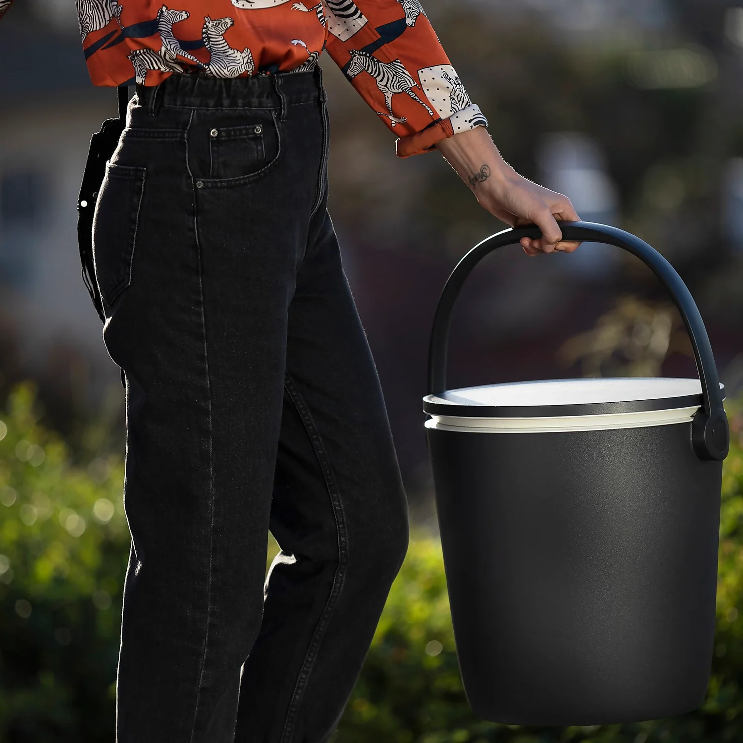 Keter GoBar Outdoor Ice Cooler Table Garden Furniture - Dark Grey / Cream - Image 6